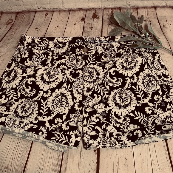 Gap Girlfriend Shorts Khakis SOFT Size 8 - Picture 2 of 11